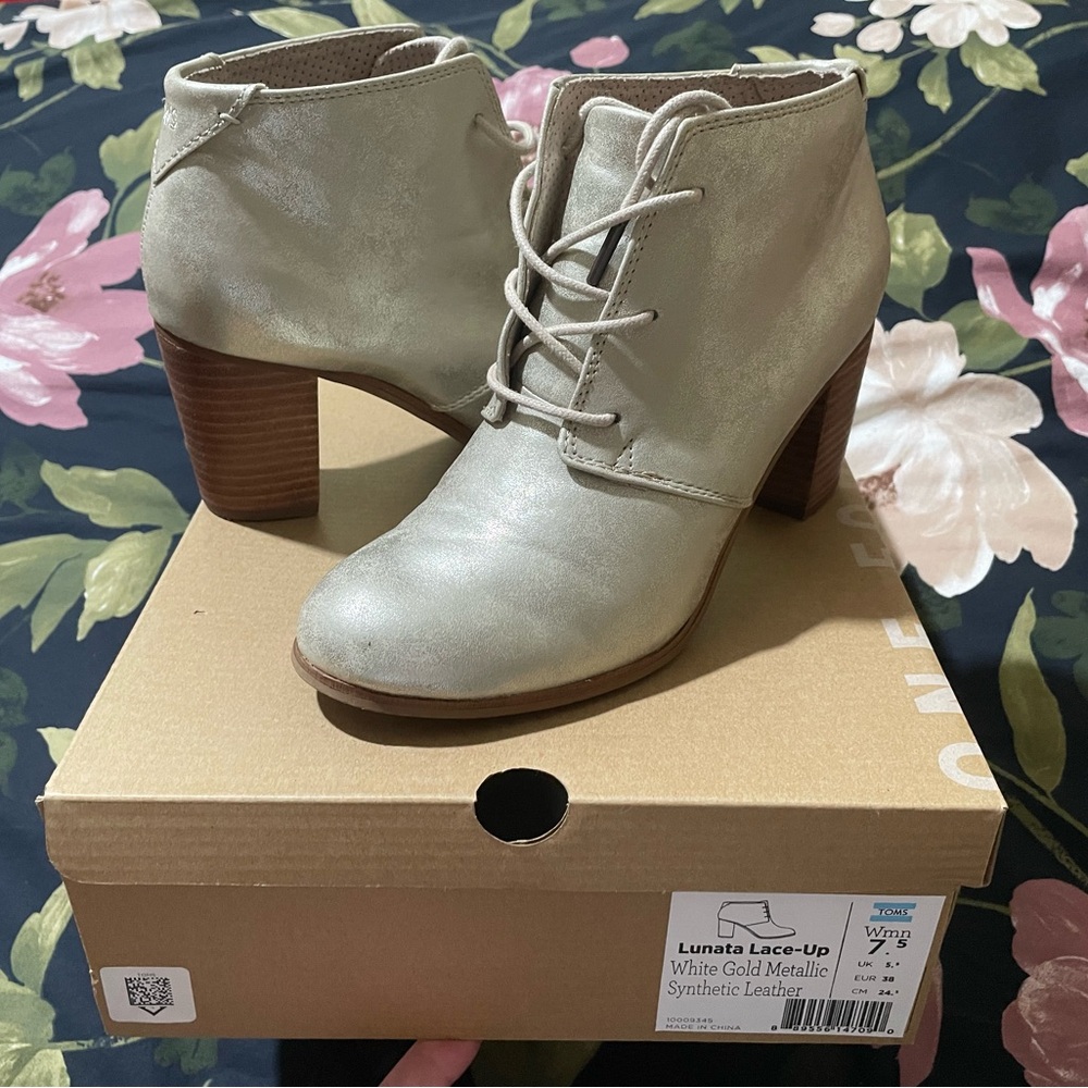 TOMS Lunata Lace-Up White/Gold Metallic Synthetic Leather shoe bootie Sz 7.5